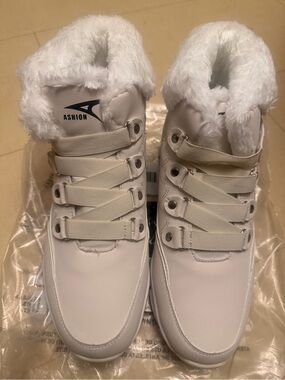 Women's Cream Faux-Fur Lined Winter Boots